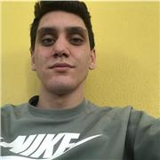 Studente universitario offre supporto nello svolgimento dei compiti